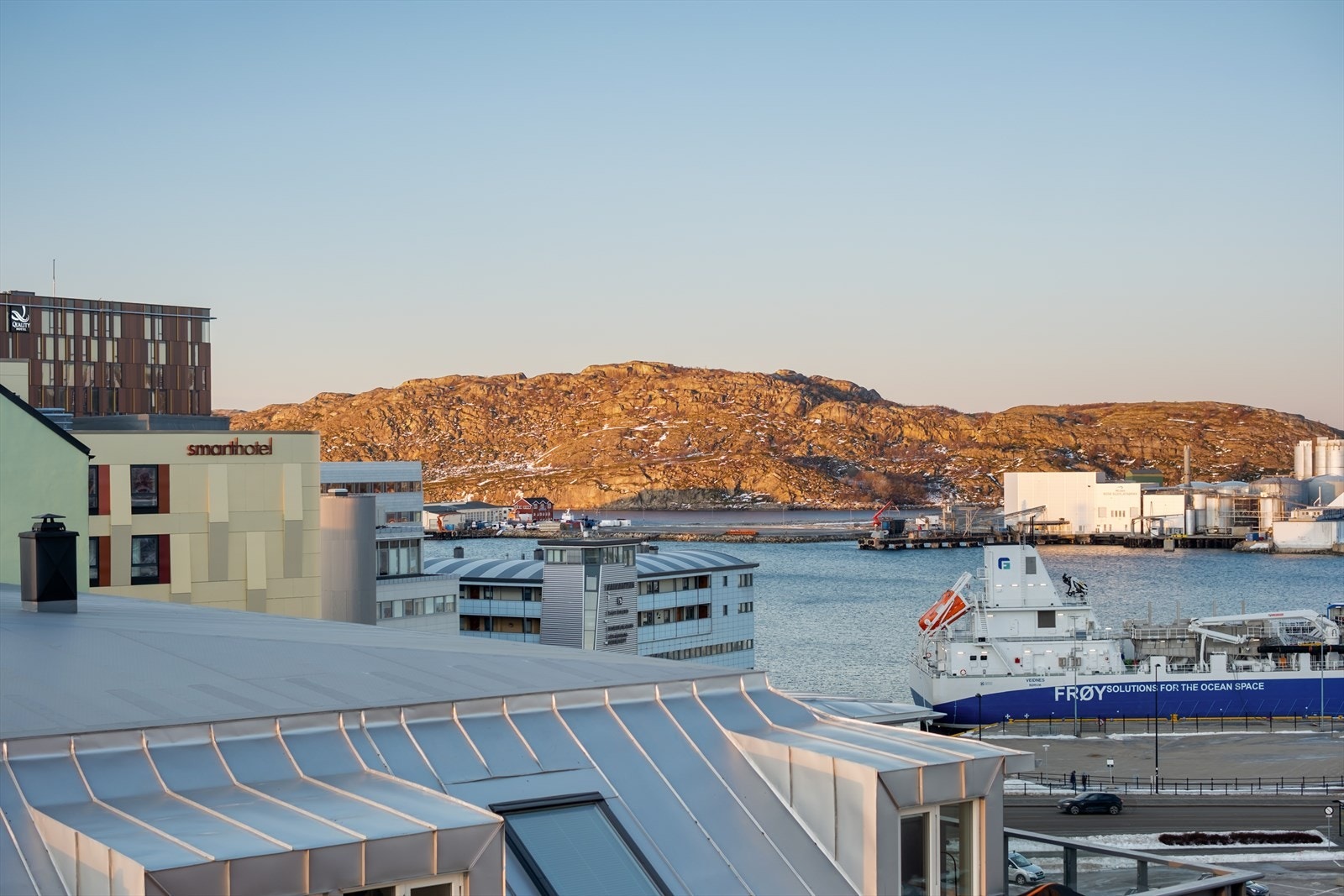 Havnen med båter og industriområde gir et dynamisk bybilde. Galleribilde