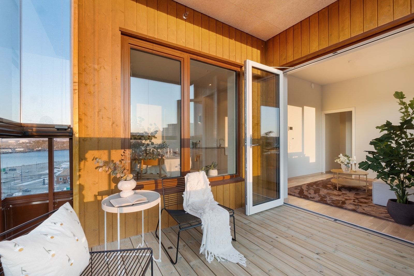 Direkte utgang fra stuen til den innglassede terrassen gir en sømløs overgang mellom inne og ute. Galleribilde