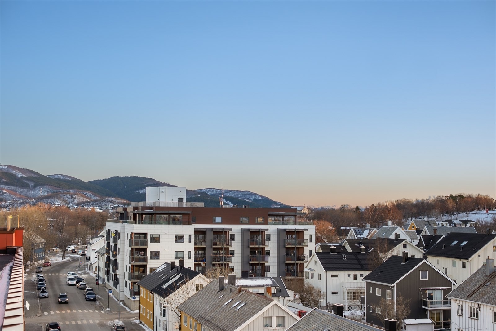 Utsikt over nabolaget gir et innblikk i byens livlige atmosfære. Galleribilde