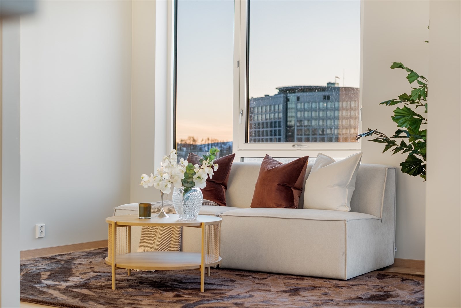 Plass til sittegruppe ved vinduet gir mulighet for avslapning med utsyn. Galleribilde