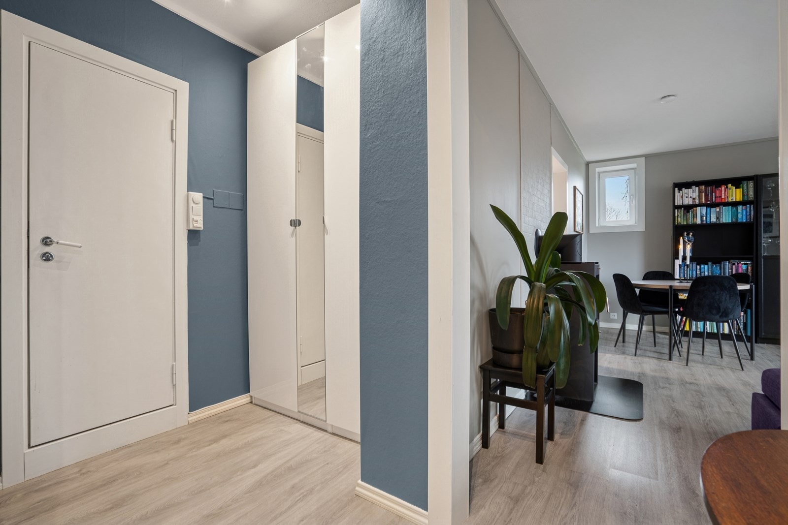 Her har du plass til å sette fra deg sko og henge fra deg yttertøy. Galleribilde