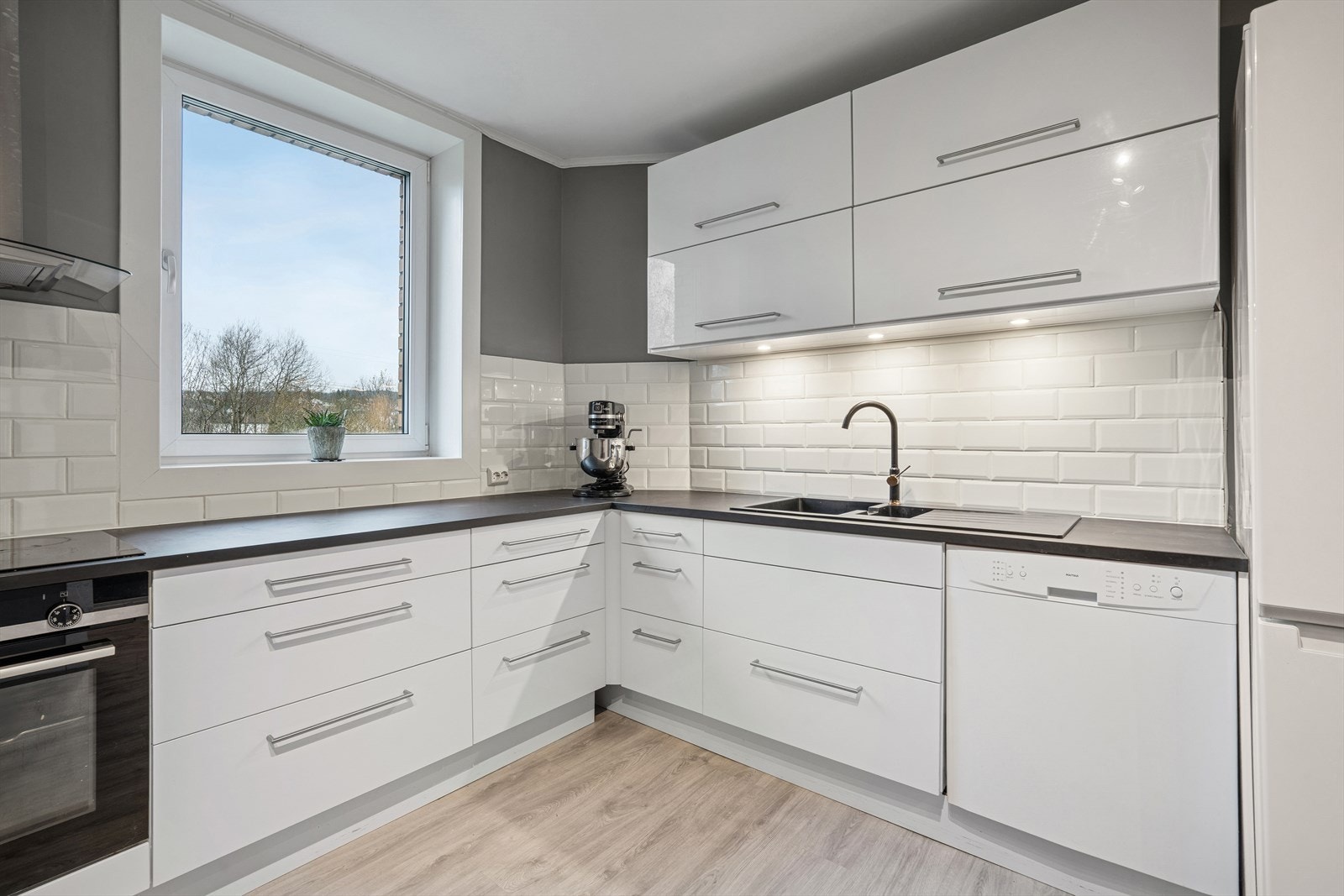 Kjøkkenet er funksjonelt utformet med skap- og benkeplass noe som gjør det enkelt å tilberede hvert måltid. Galleribilde