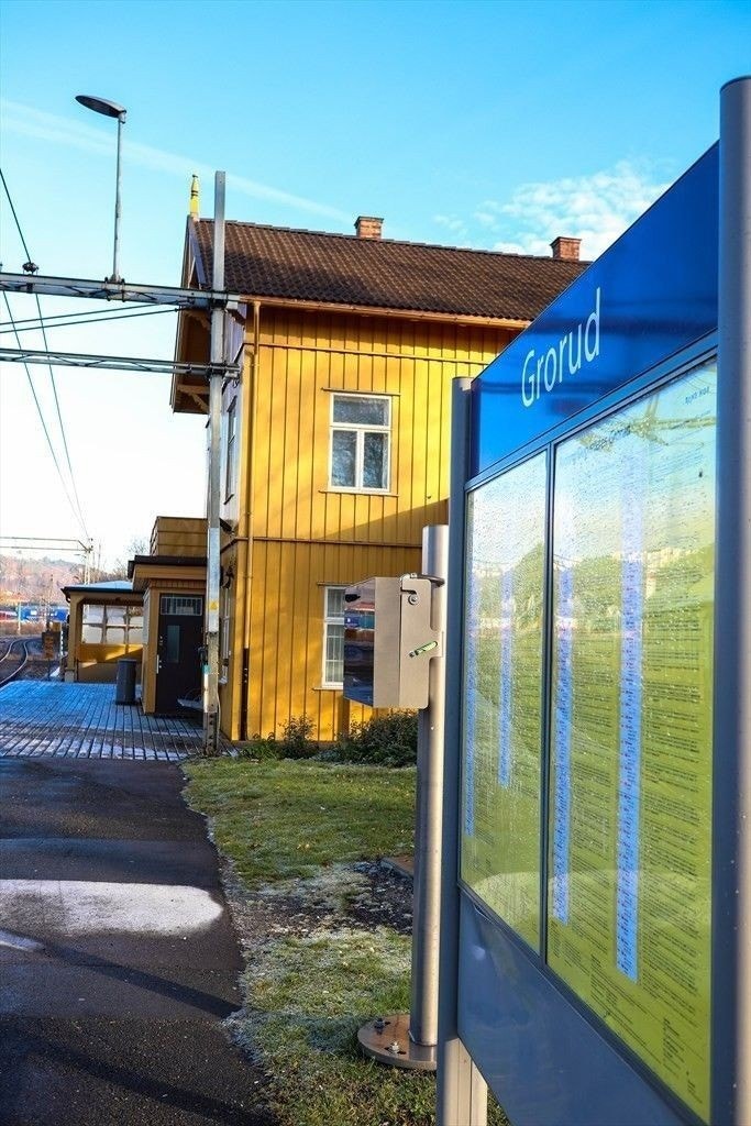 Grorud togstasjon ligger 4 minutters gange fra boligen, hvor du har hyppige avganger til Oslo sentrum og Lillestrøm Galleribilde
