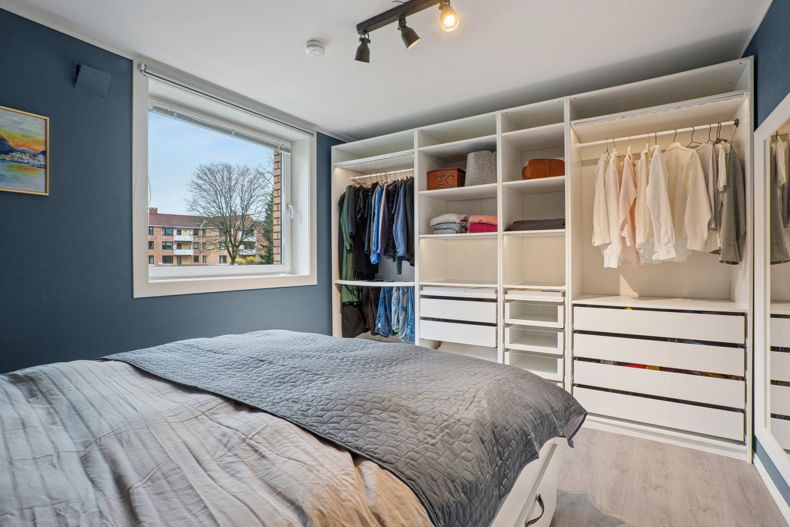 Du har også tilgang til en garderobe som strekker seg ut langs veggen som optimaliserer lagringsplassen. Galleribilde