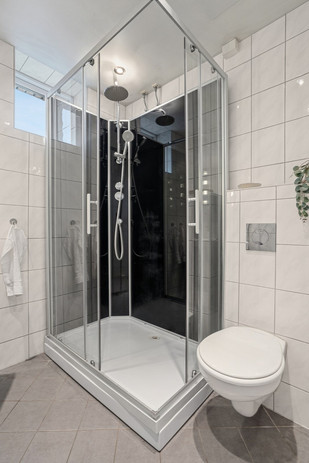 Flislagt baderom fra 2012, oppgradert i regi av borettslaget. Galleribilde