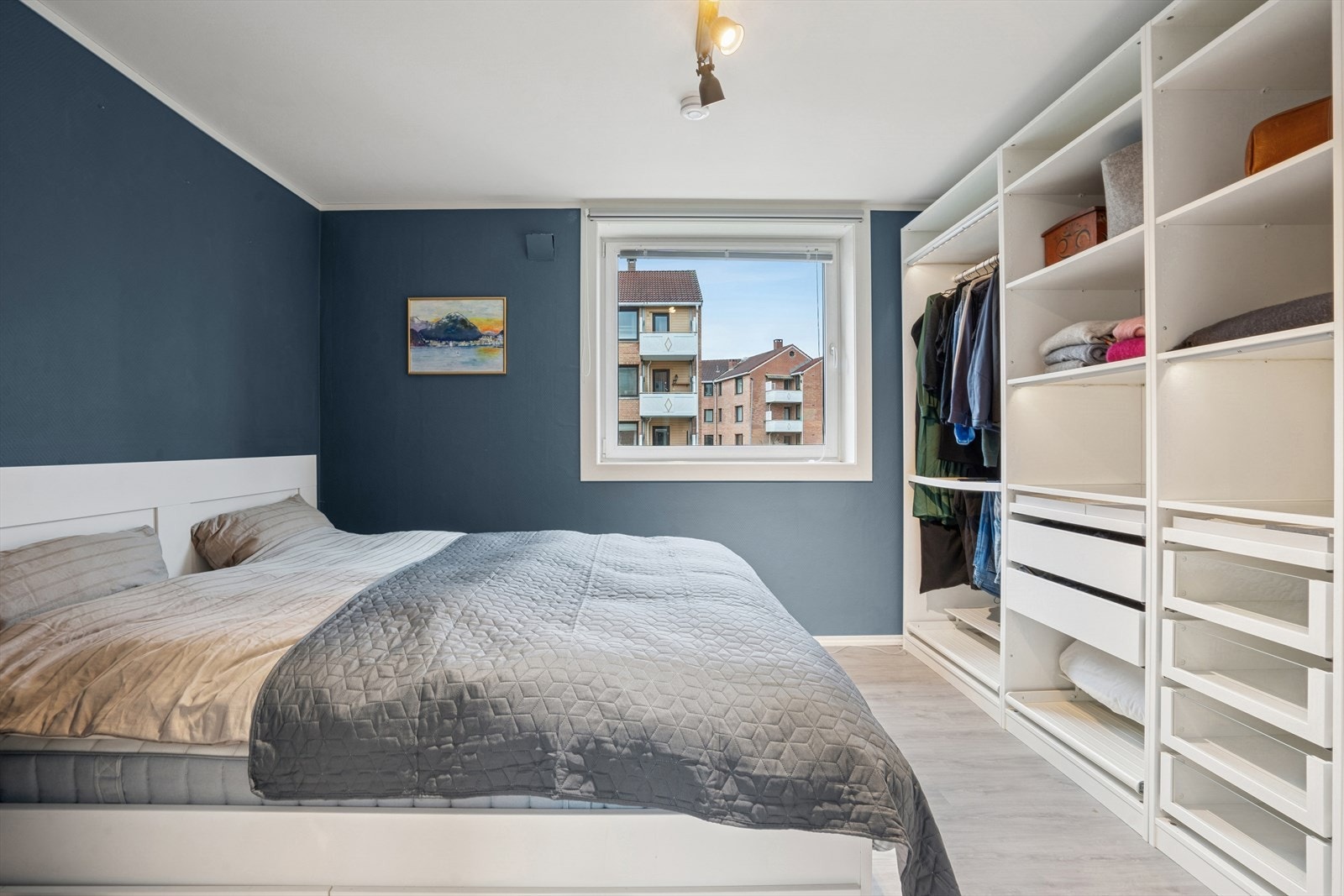 Med boligen følger det med et soverom av god størrelse. Galleribilde