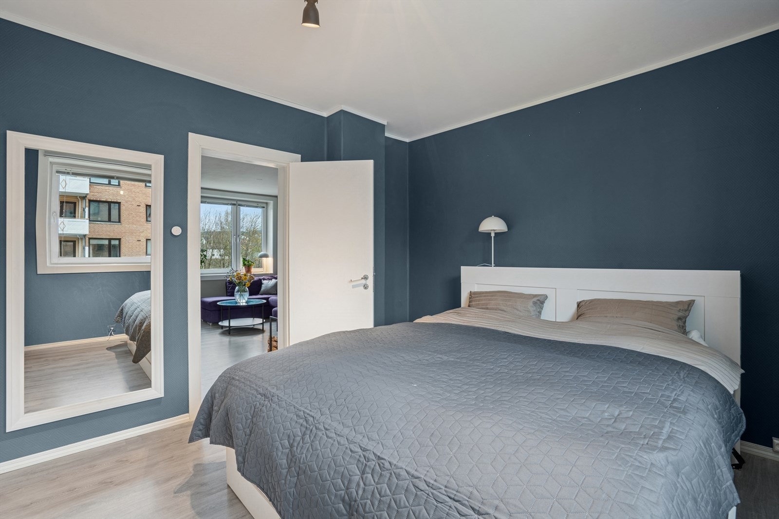 Her har du plass til en dobbeltseng, nattbord på hver side og annet ønskelig møblement. Galleribilde