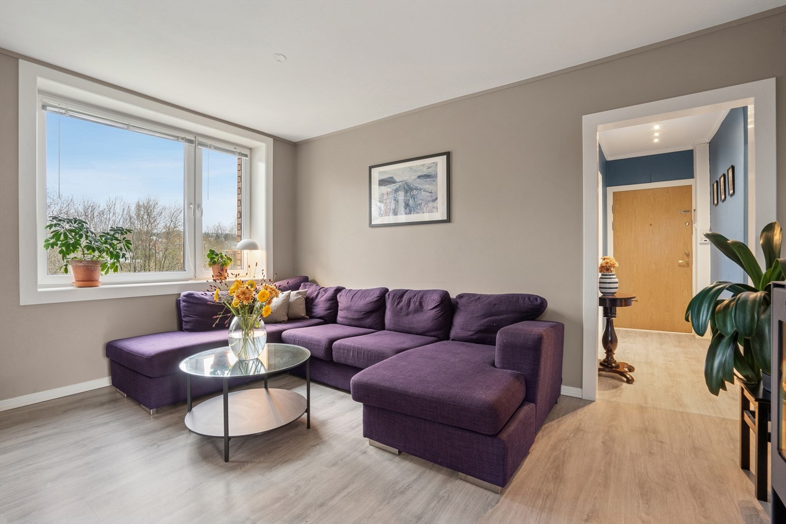 Rommet har store vindusflater som slipper inn rikelig med naturlig lys og skaper en god atmosfære. Galleribilde