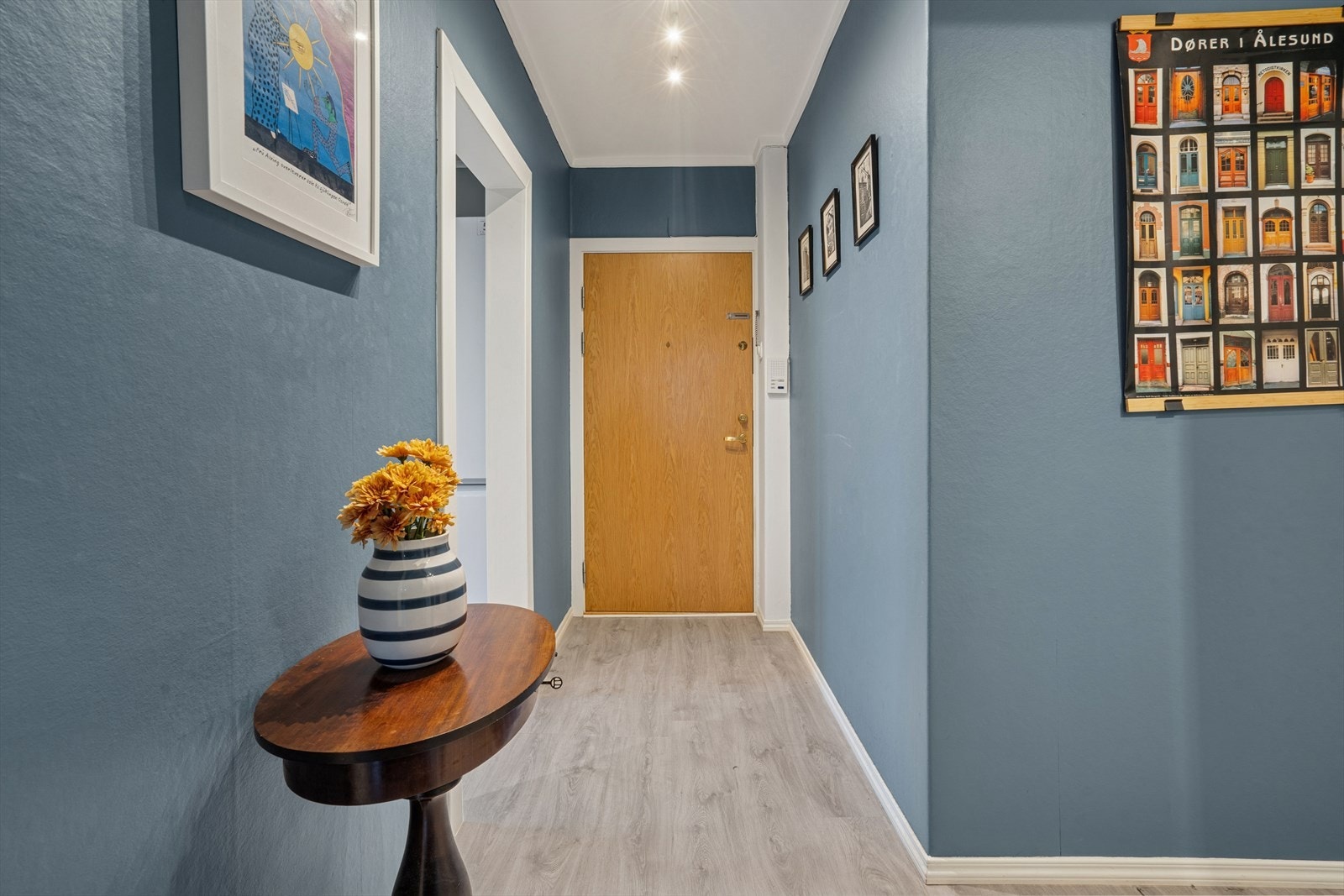 Du ønskes velkommen inn til en lys entre. Galleribilde