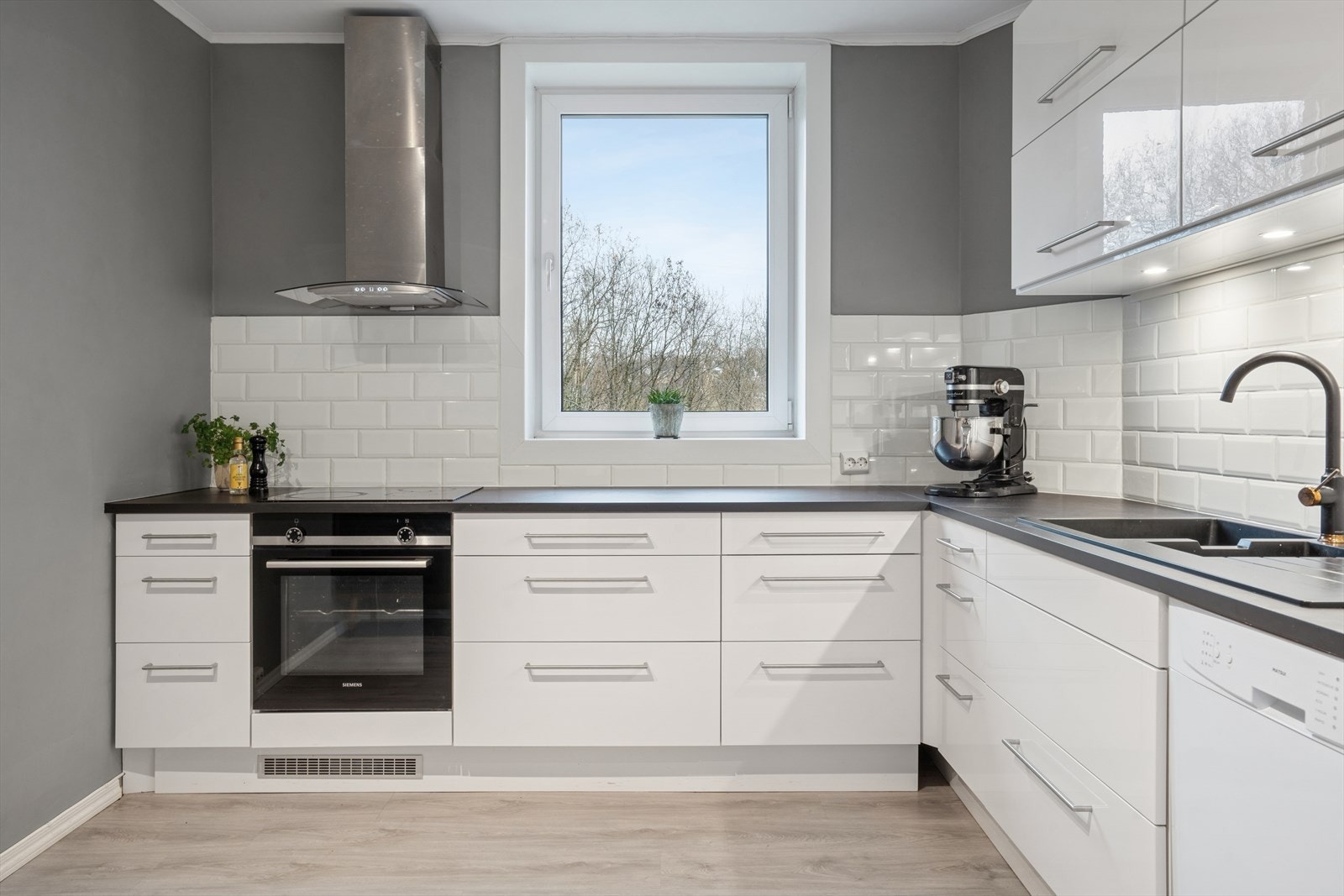 Følgende hvitevarer er inkludert i handelen: Komfyr, platetopp og oppvaskmaskin. Galleribilde