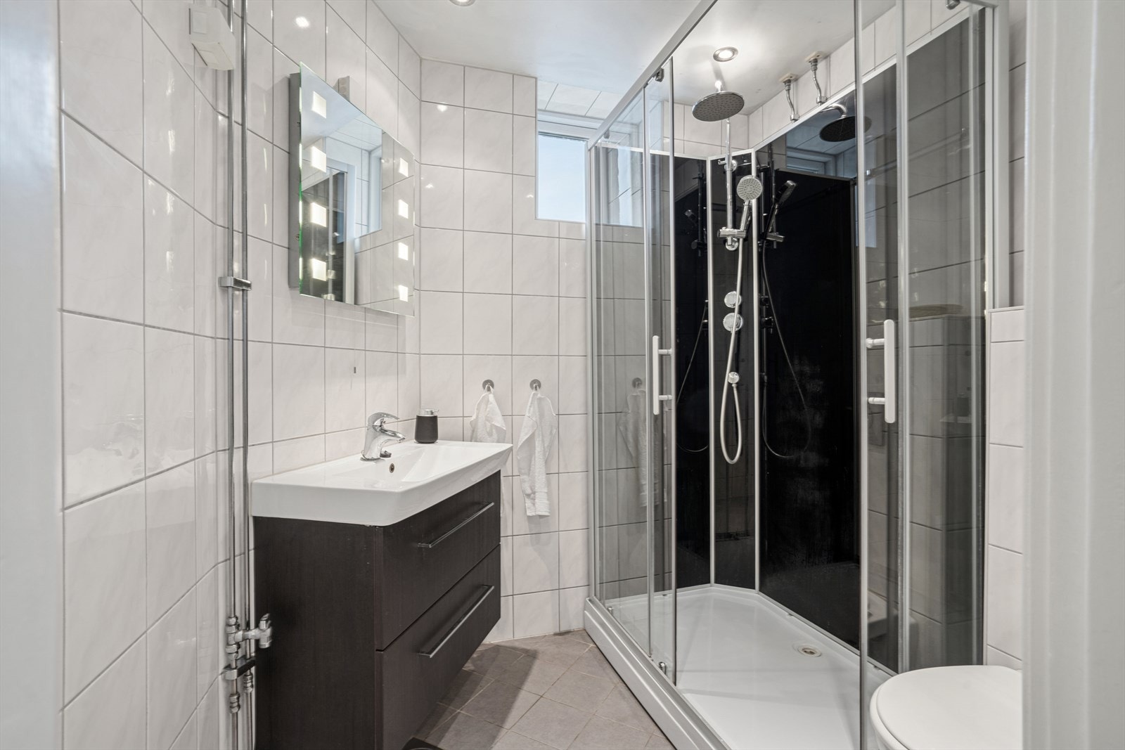 Det er elektriske varmekabler i gulv, det er også et fellesvaskeri i underetasjen som beboerne kan benytte. Galleribilde