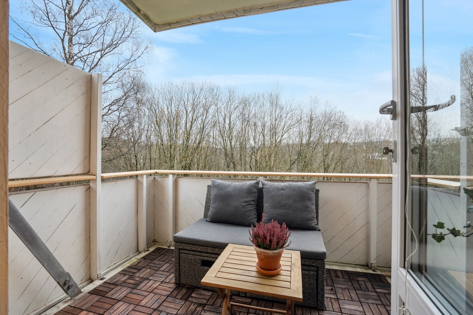 Her har du plass til å sette ut utemøbler av eget ønske og nyte morgenkaffen. Galleribilde