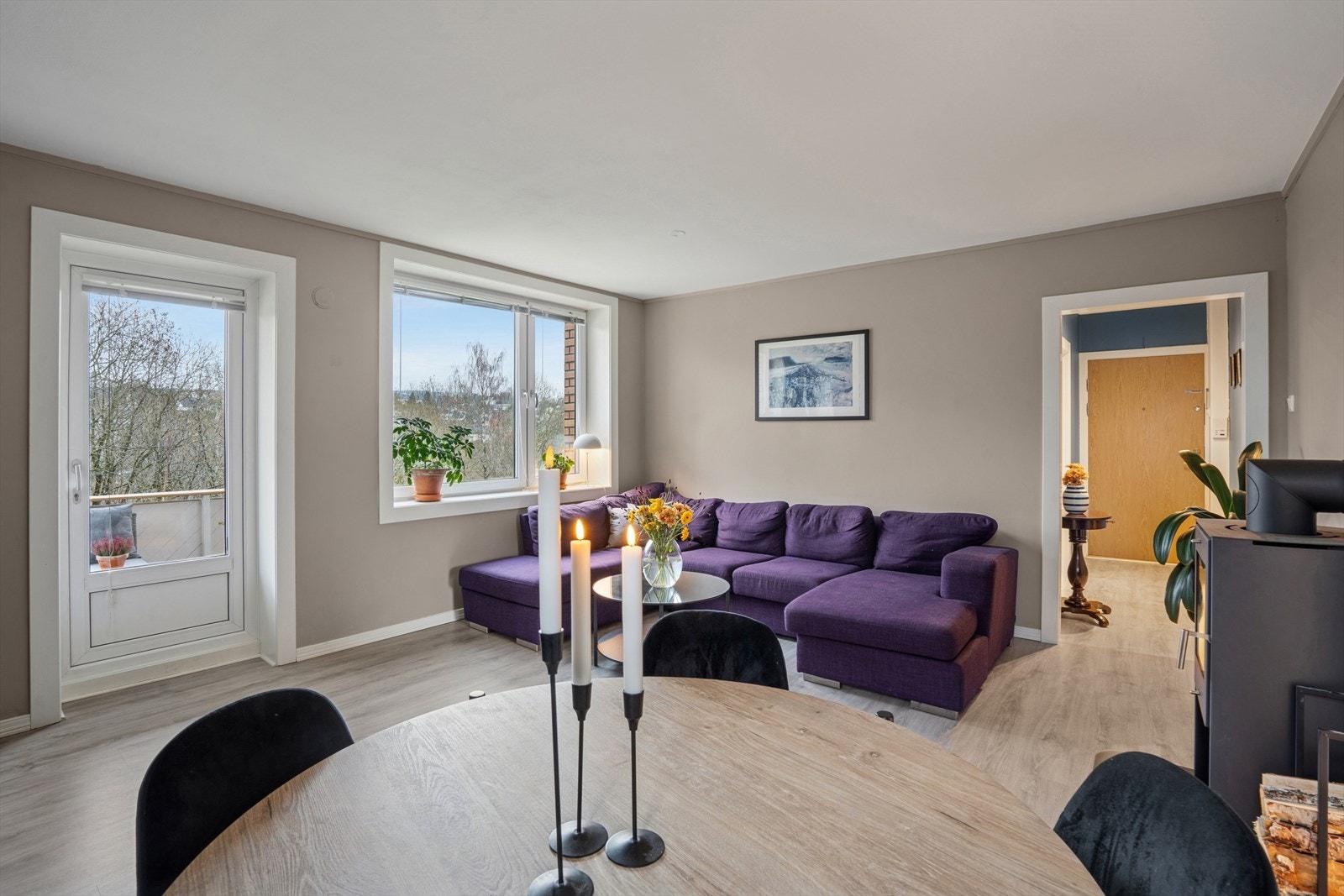 Lys og innbydende stue, her har du god plass til sofagruppe, mediebenk og en liten spisegruppe. Galleribilde