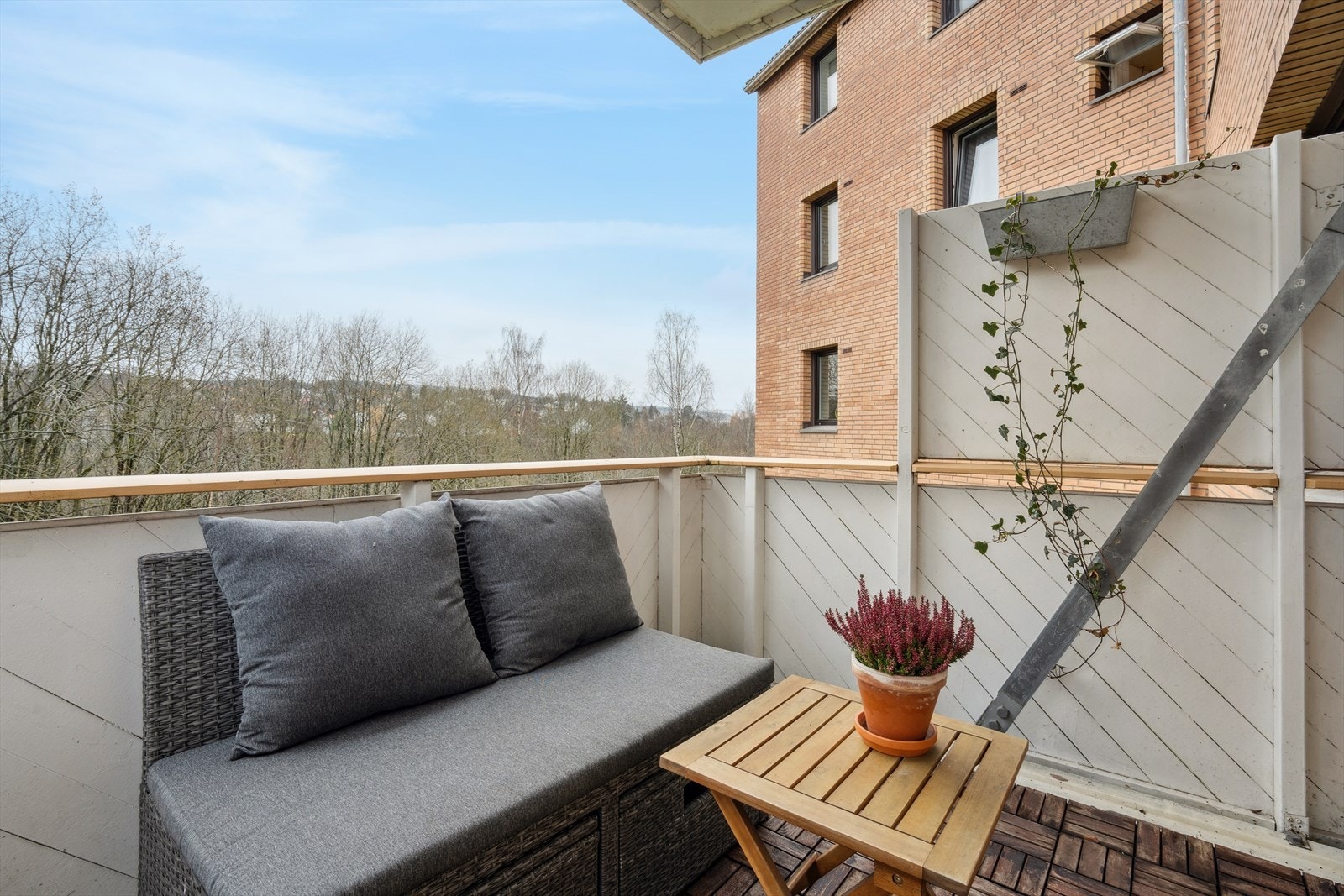 Fra stuen har du adgang til en herlig syd-østvendt balkong på ca. 5 kvm. Galleribilde