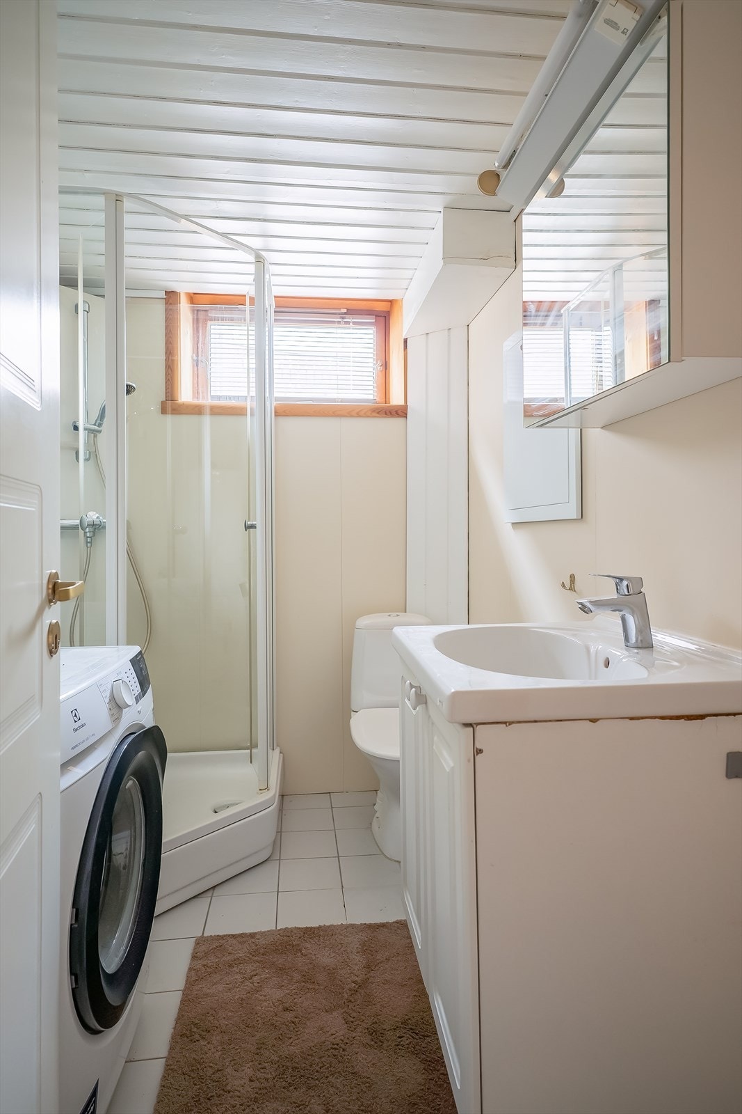 Pent bad i kjeller/sokkel hvor det også har uttak for vaskemaskin. Det gjør at du kan ha 2 vaskemaskiner i leiligheten Galleribilde