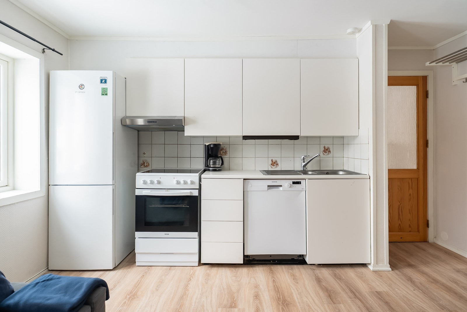 Hvitevarer på kjøkken medfølger handelen Galleribilde