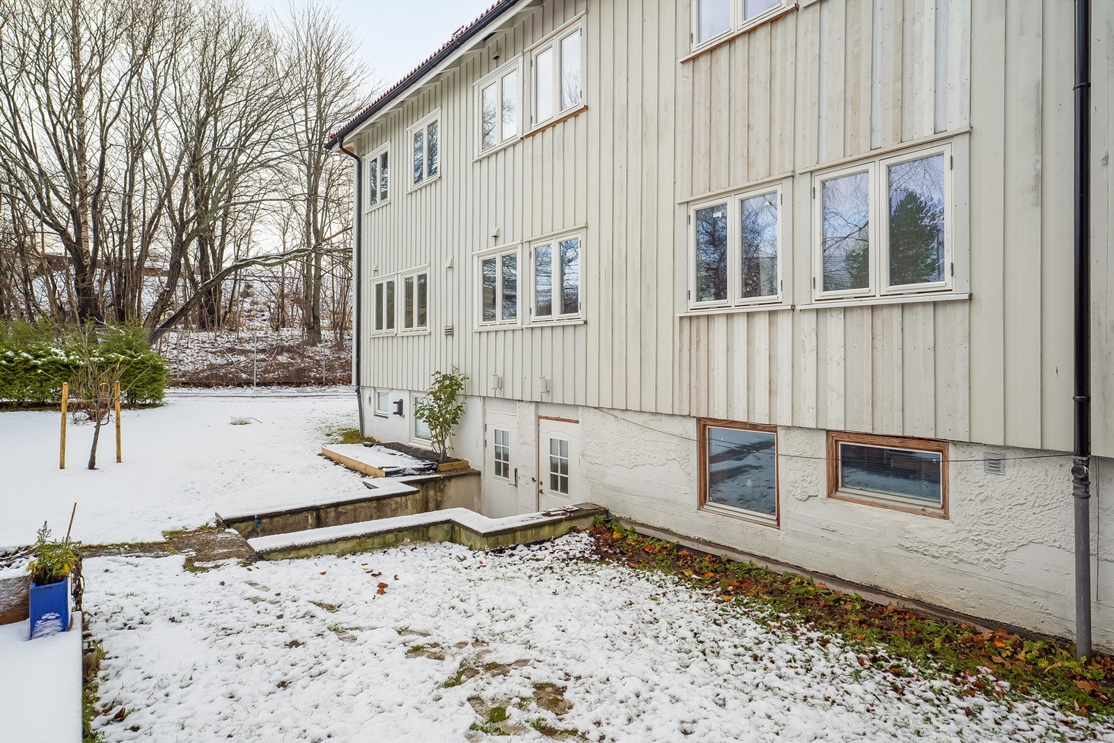 Egen inngang til hybeldel i sokkel Galleribilde