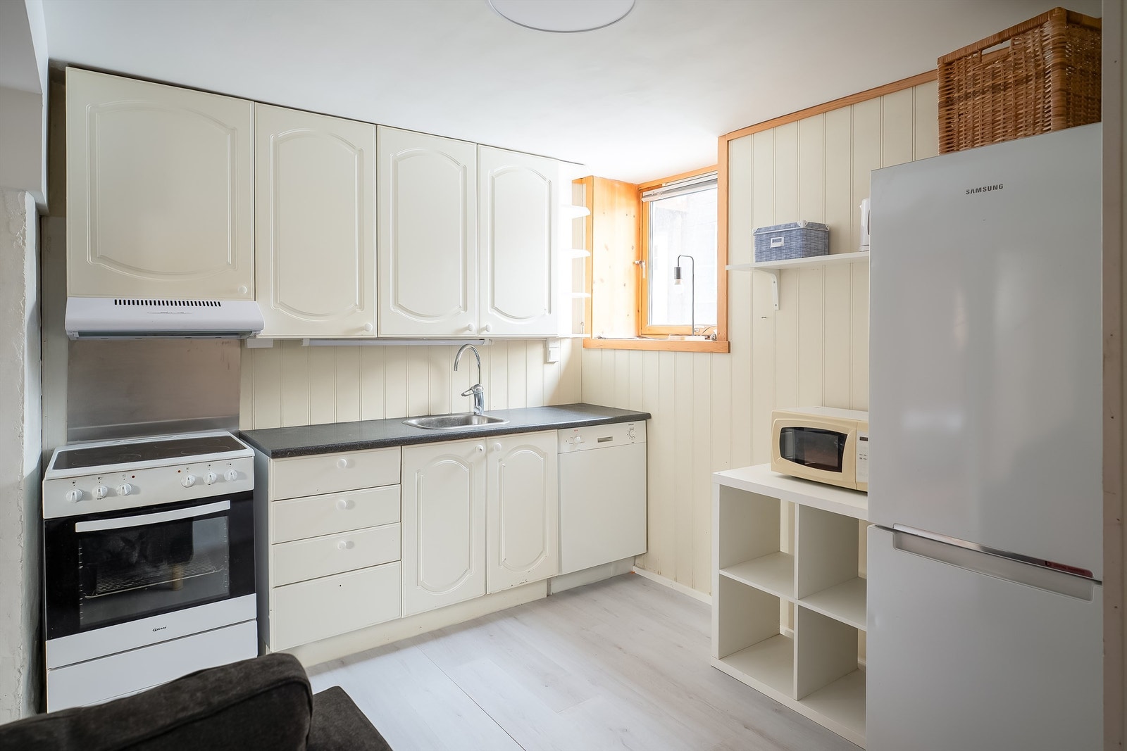 Kjelleretasjen er på hele 49 kvm., og består av vindfang, stue/kjøkken, to soverom, gang, trapperom og bad Galleribilde