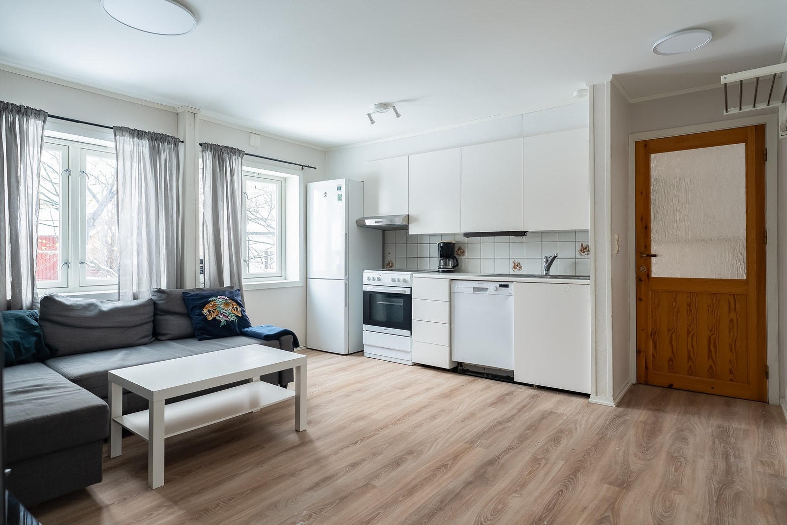 Lengden på stuen ved vindussiden er ca 4,2 meter Galleribilde