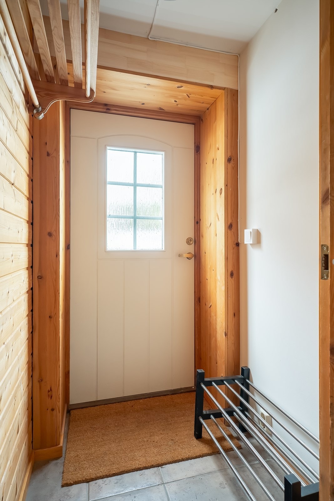 Praktisk vindfang ifm. egen inngang til sokkel Galleribilde