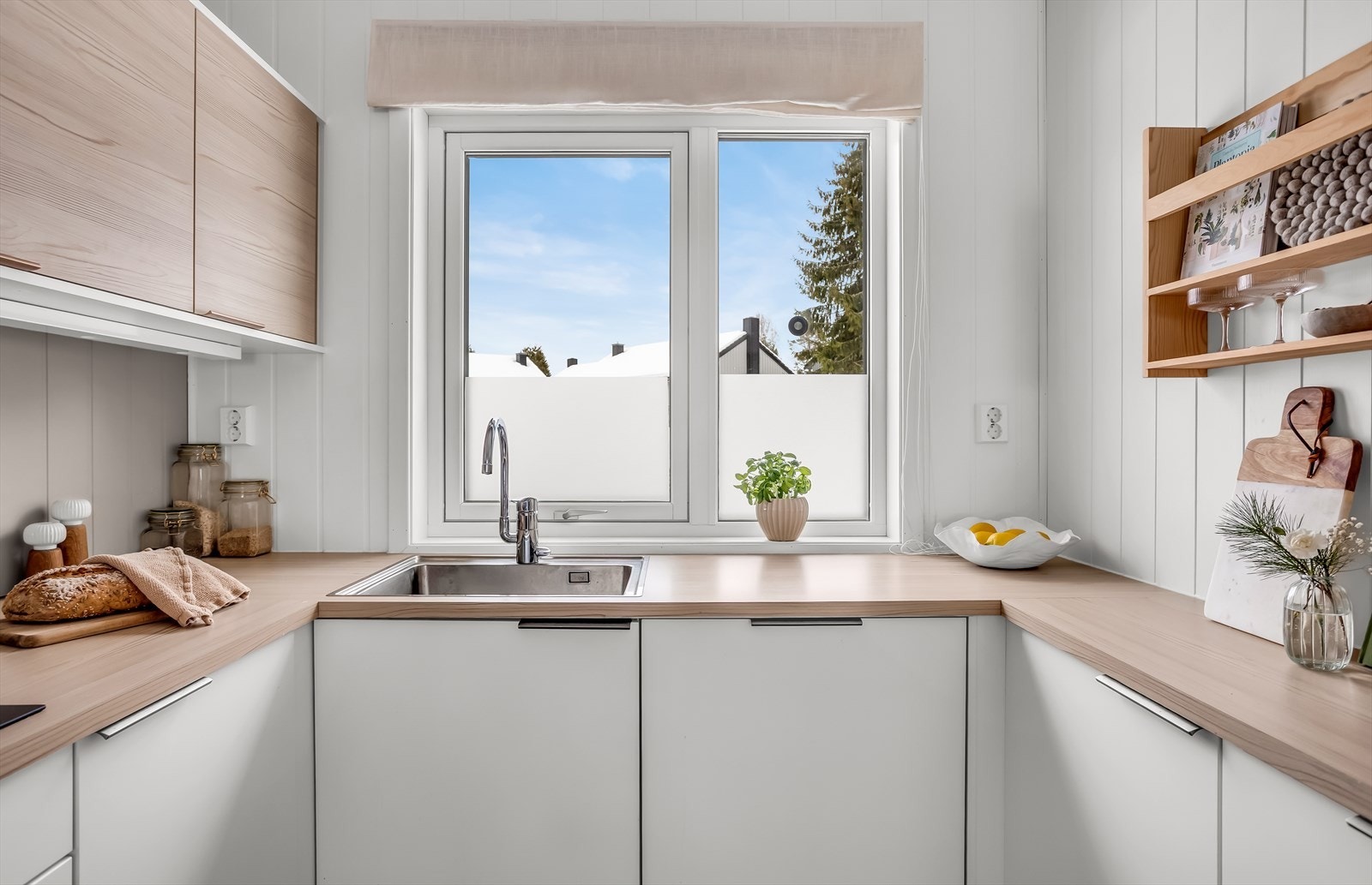 Kjøkkenet har ett-greps blandebatteri og nedfelt rustfri stålkum. Galleribilde