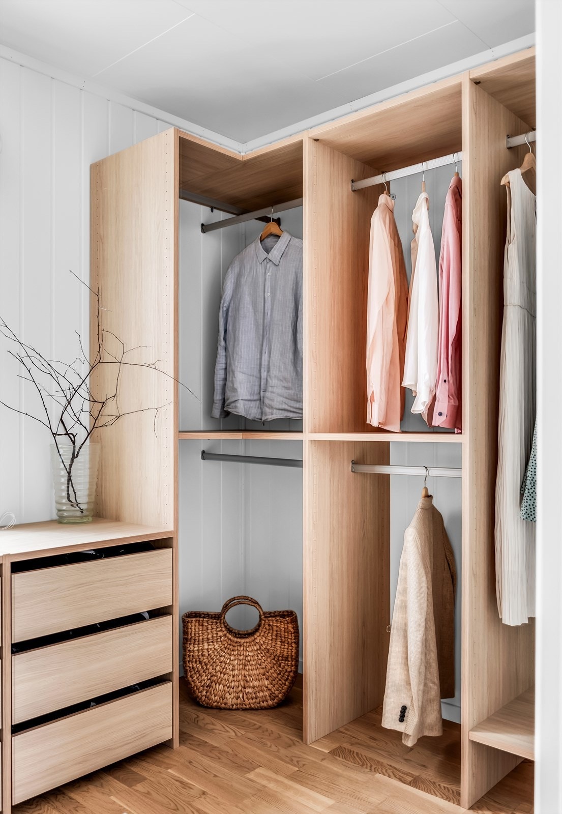 Her finner du også boligens sikringsskap med automatsikringer. Galleribilde