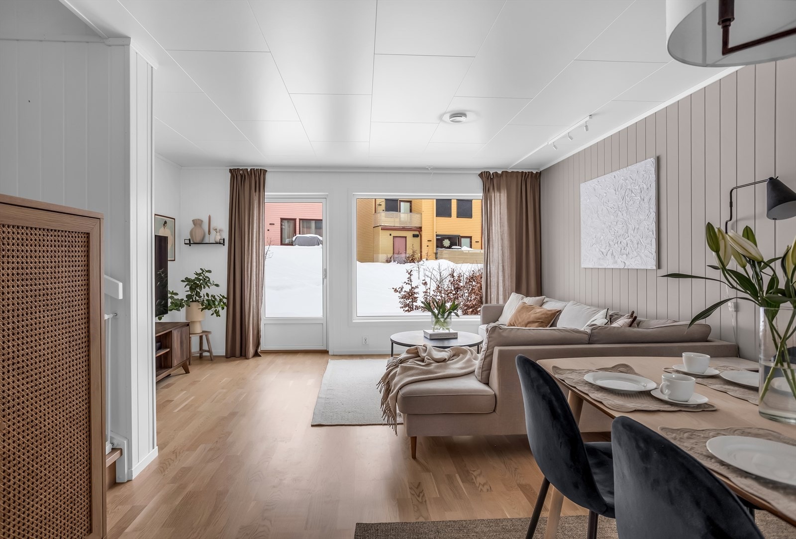 Stuen er et naturlig samlingspunkt med god plass for familie og venner. Galleribilde