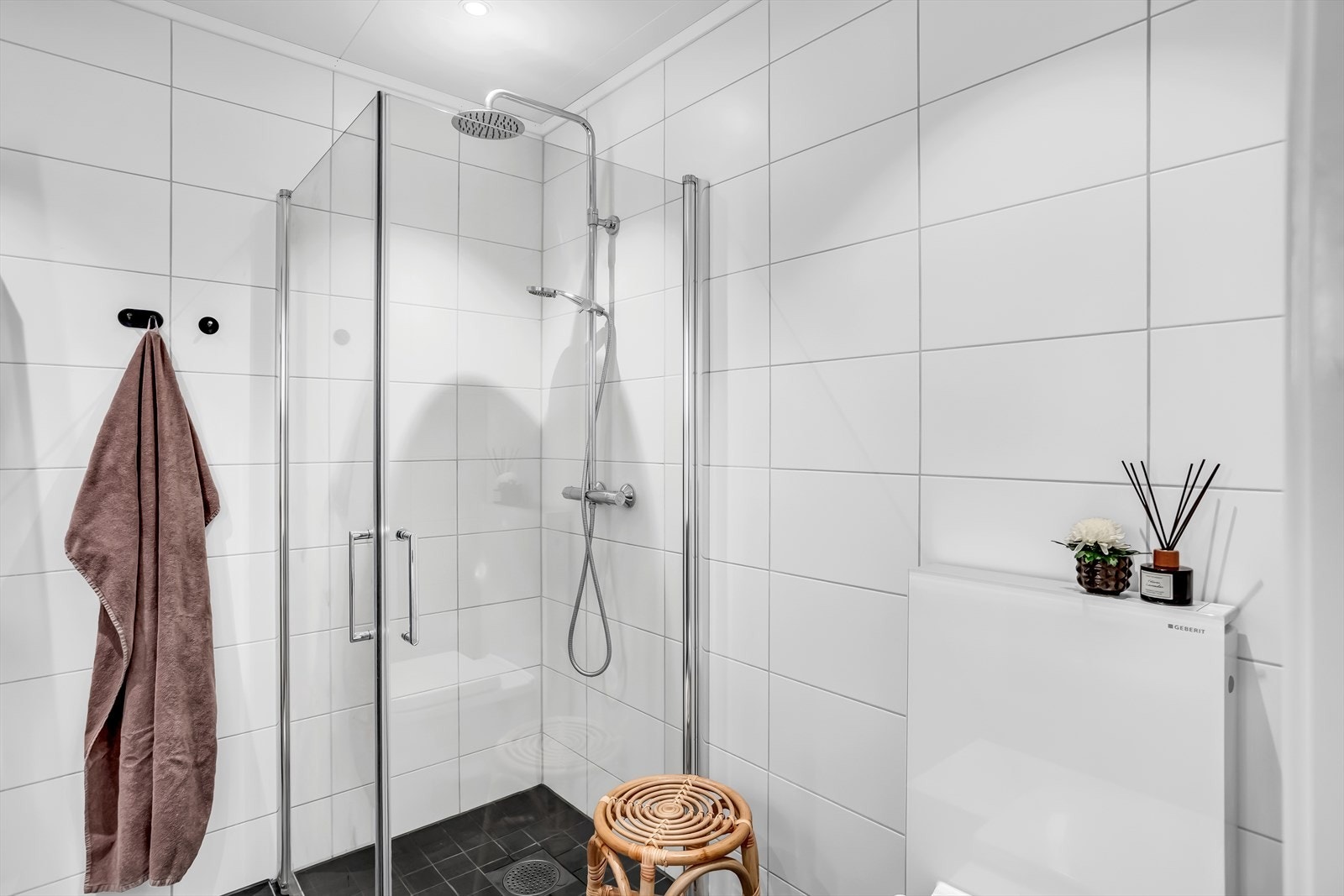 Badet er utstyrt med vegghengt toalett fra Geberit og balansert ventilasjon. Galleribilde