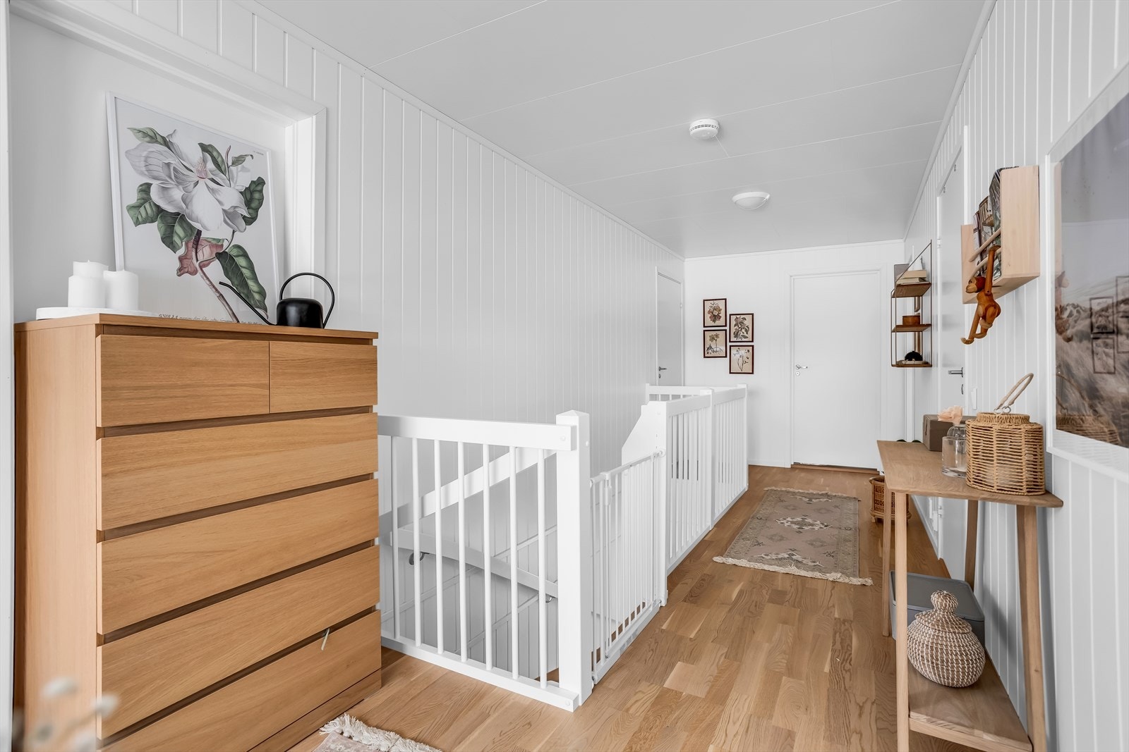 Loftstuen gir ekstra fleksibilitet og kan fungere som en TV-stue eller lekeareal. Galleribilde