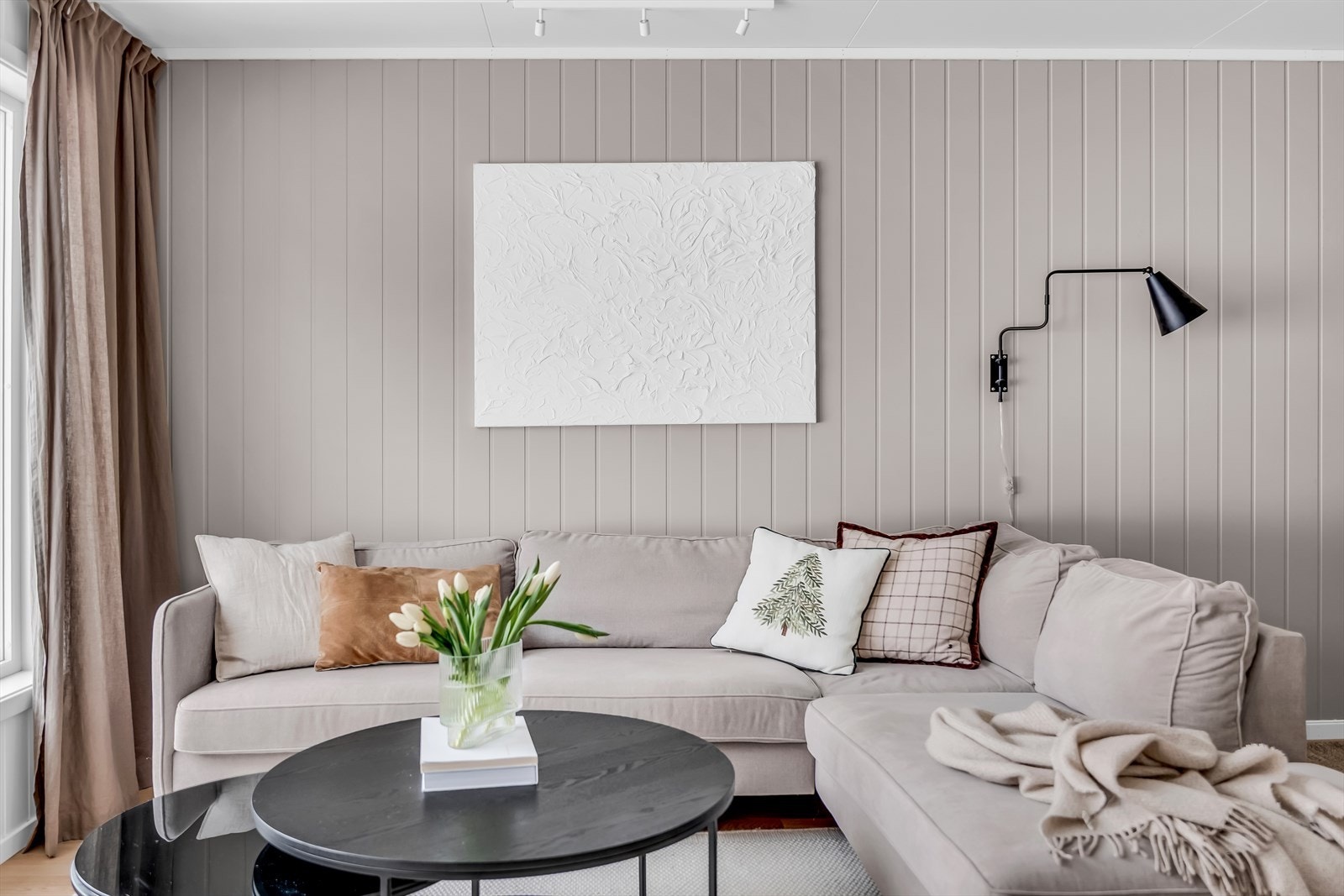 Detalj fra stuen som viser de rene linjene og materialvalgene. Galleribilde