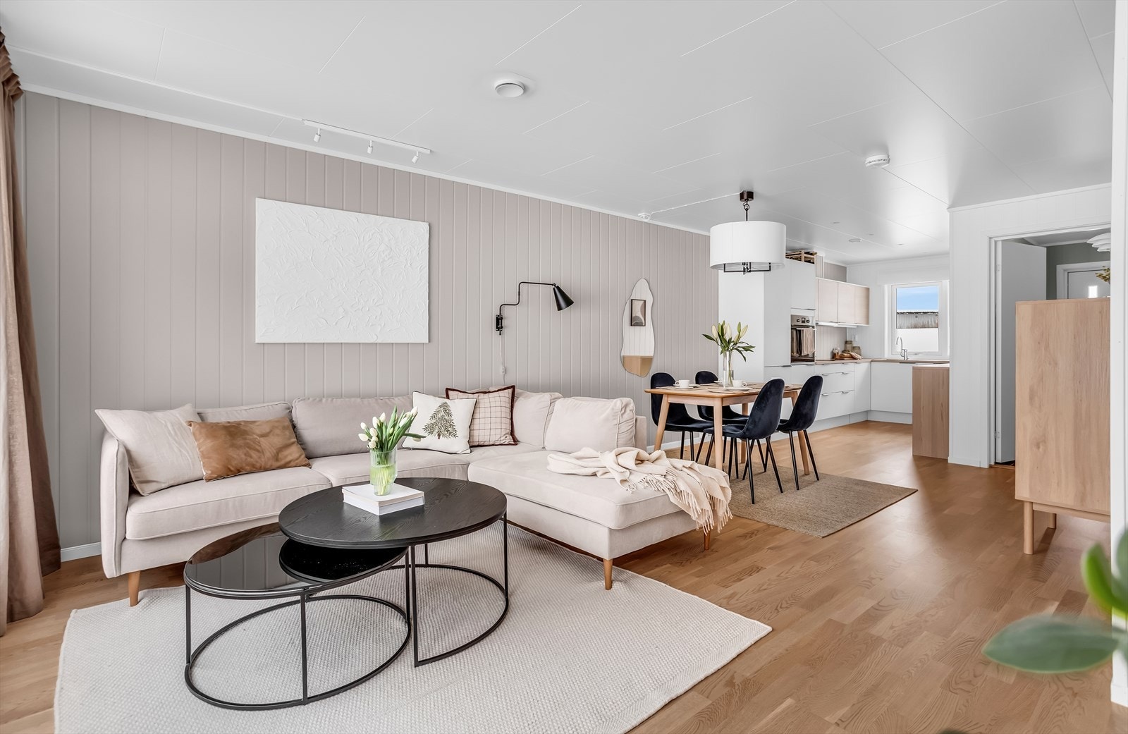 Den åpne løsningen mellom stue og kjøkken skaper en lys og sosial sone i første etasje. Galleribilde