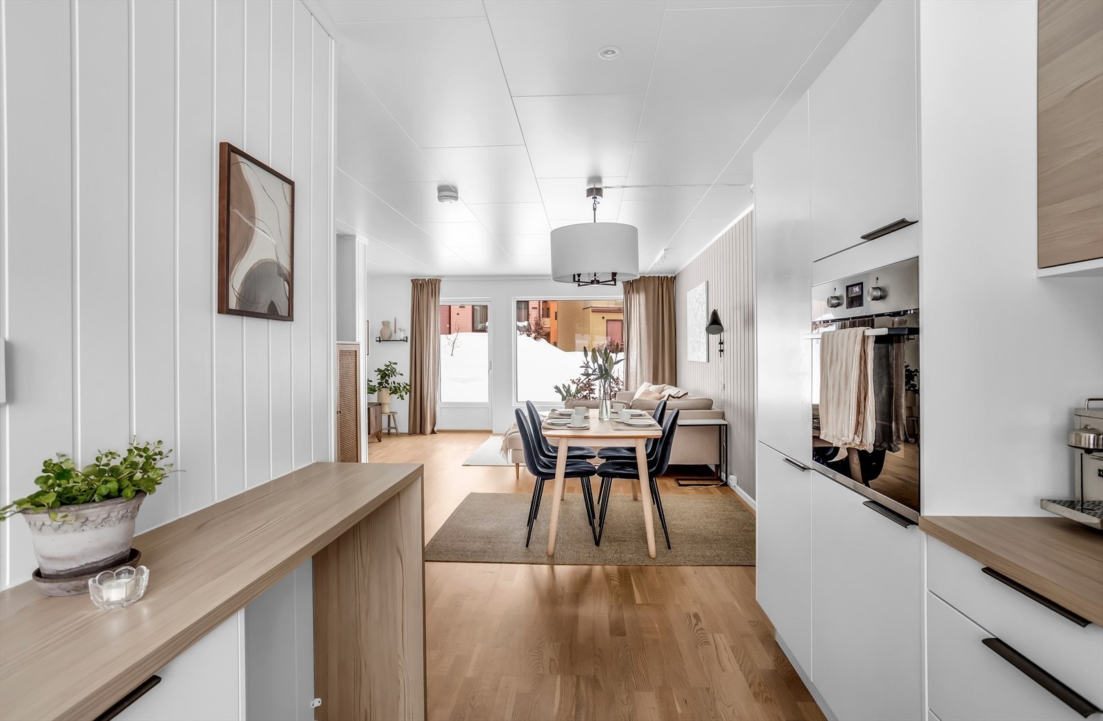 Fra stuen er det direkte utgang til en terrasse på 12 m². Galleribilde