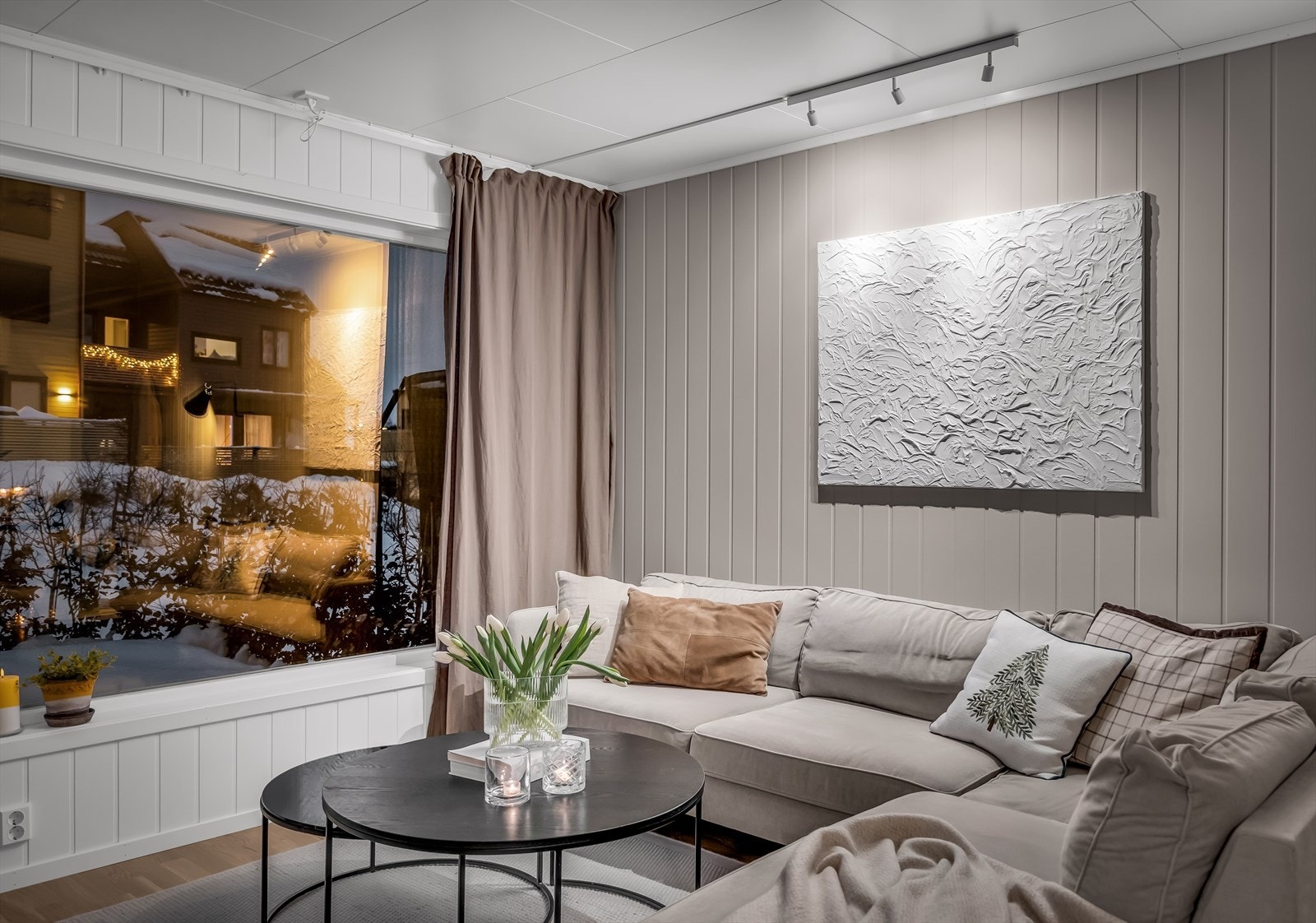 God plass til en romslig sofagruppe i stuedelen. Galleribilde