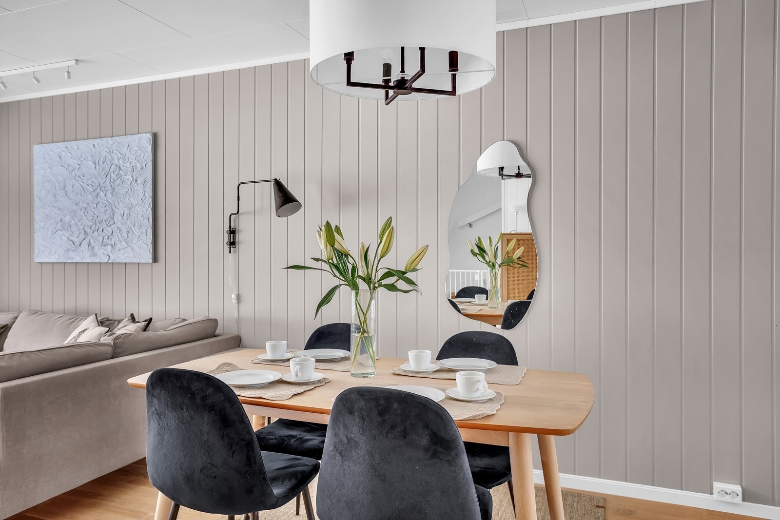 Spiseplassen binder stue og kjøkken sammen på en naturlig måte. Galleribilde