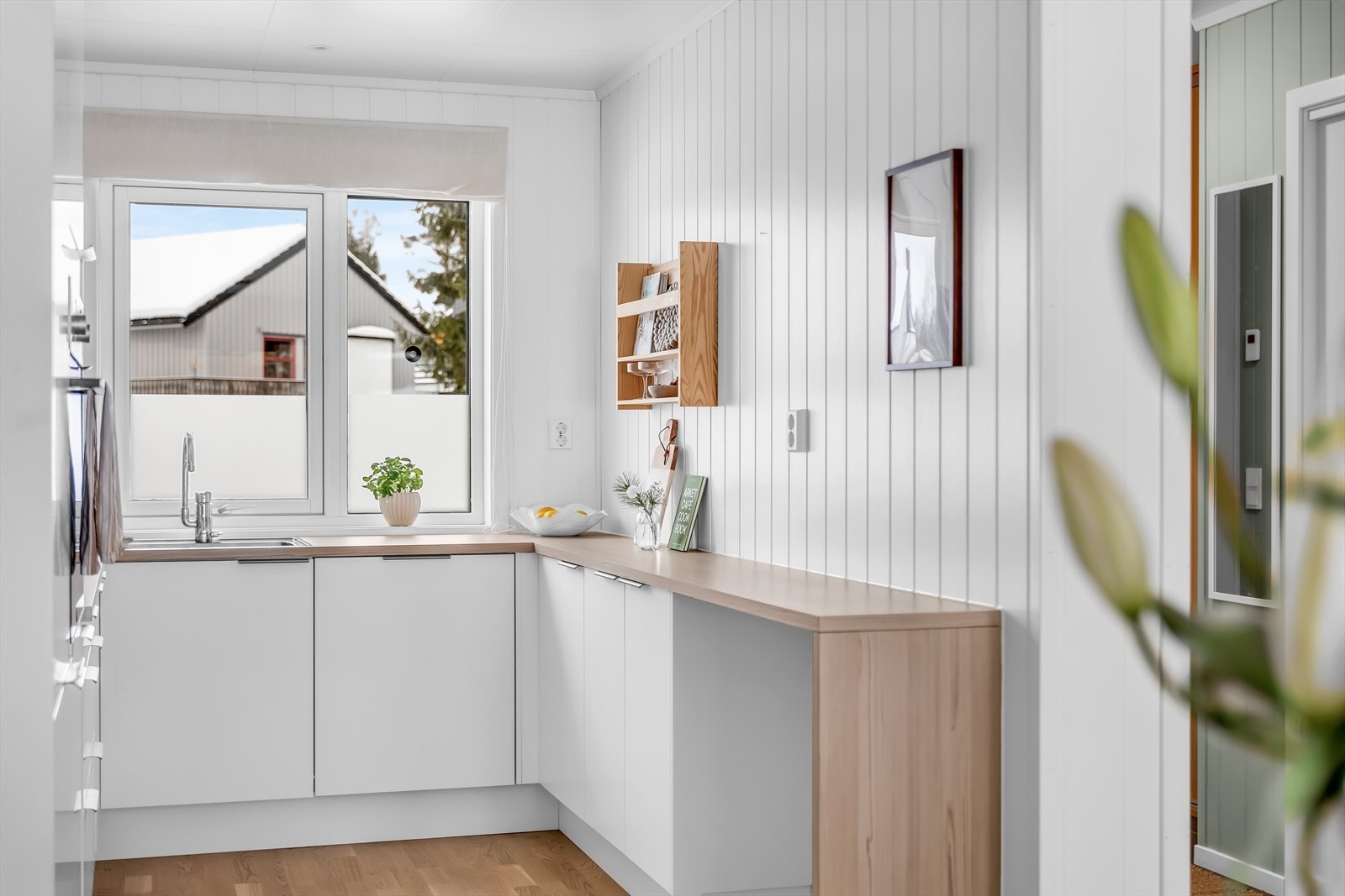 Godt med benke- og skapplass gir et funksjonelt kjøkken. Galleribilde