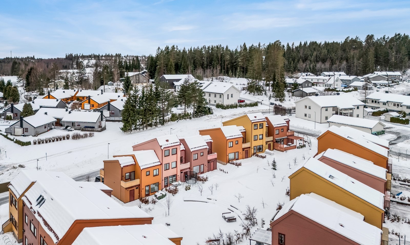 Flere barnehager og skoler i nærområdet, som Ladderud barnehage og Råholt skole. Galleribilde