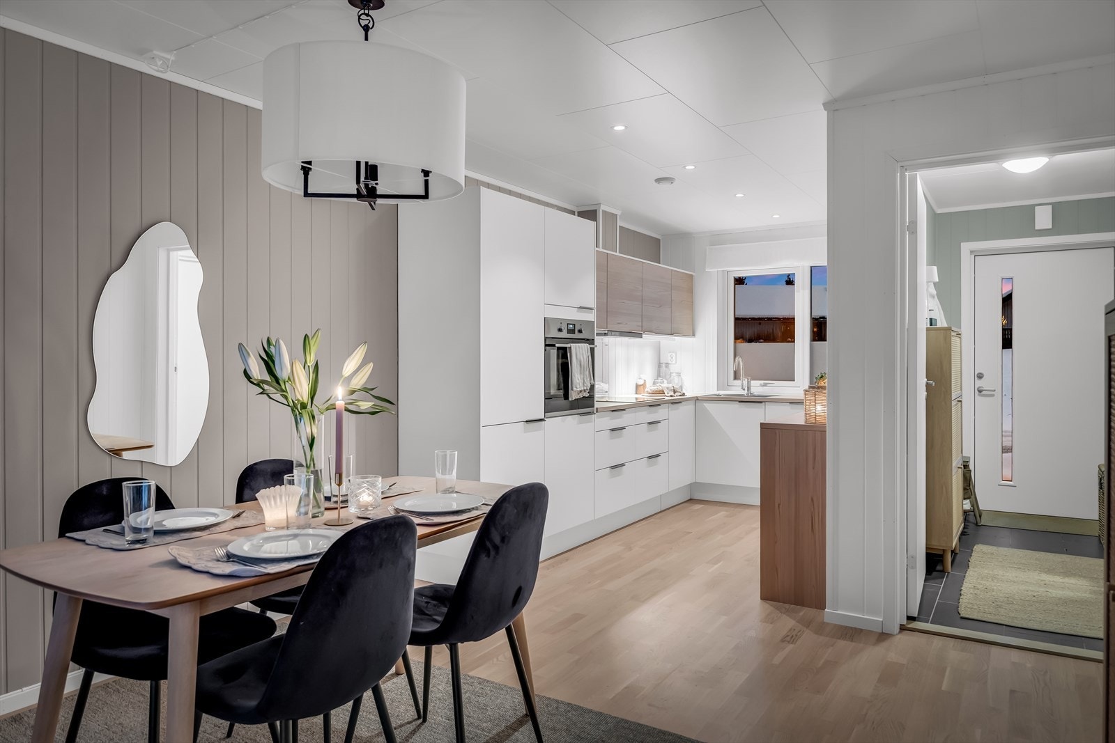 Enstavs parkett på gulv og lyse overflater gir en god romfølelse. Galleribilde