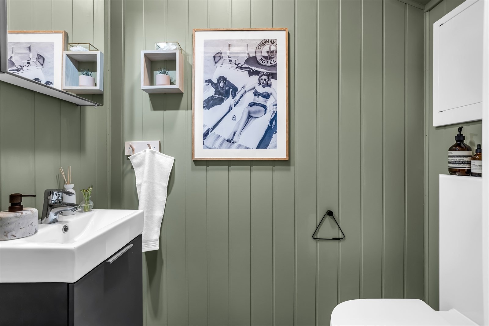 Toalettrom i første etasje med vegghengt toalett fra Geberit og finert servantinnredning. Galleribilde