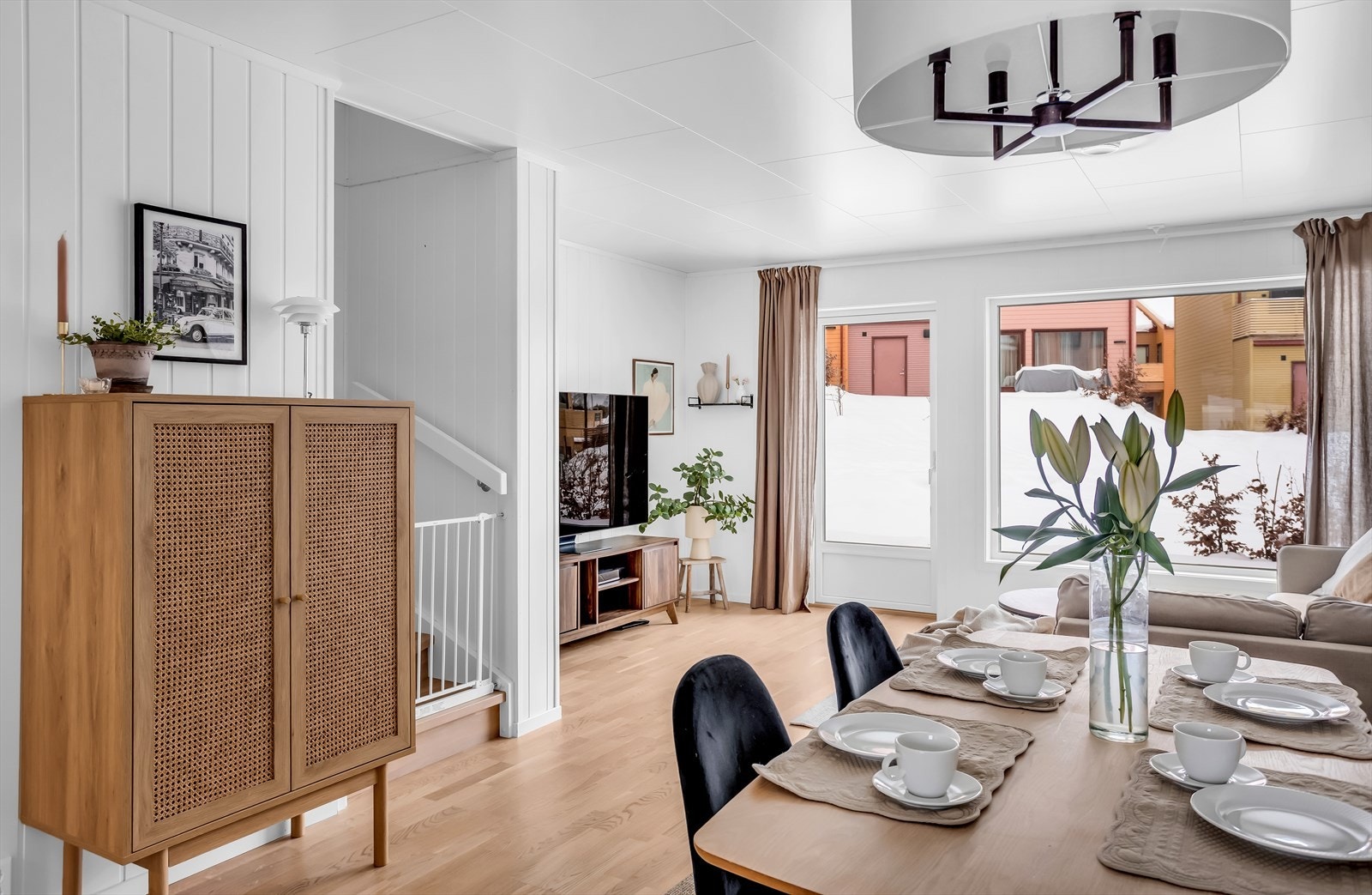 Vegger med Smart panel og Takess plater i himling gir et helhetlig og stilrent uttrykk. Galleribilde