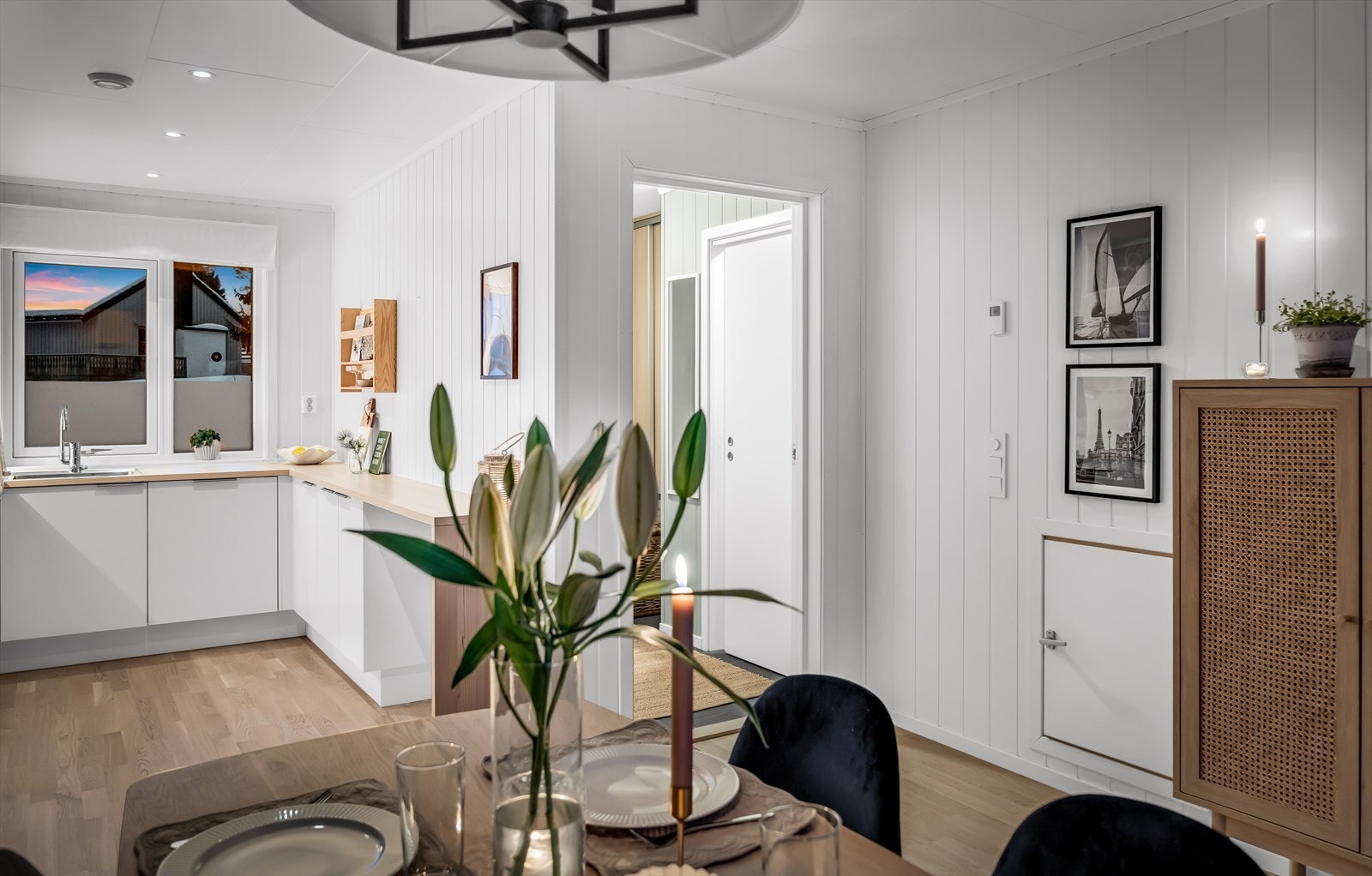 Kjøkkenet er fullt utstyrt med integrert koketopp, komfyr, oppvaskmaskin og kjøl/frys. Galleribilde