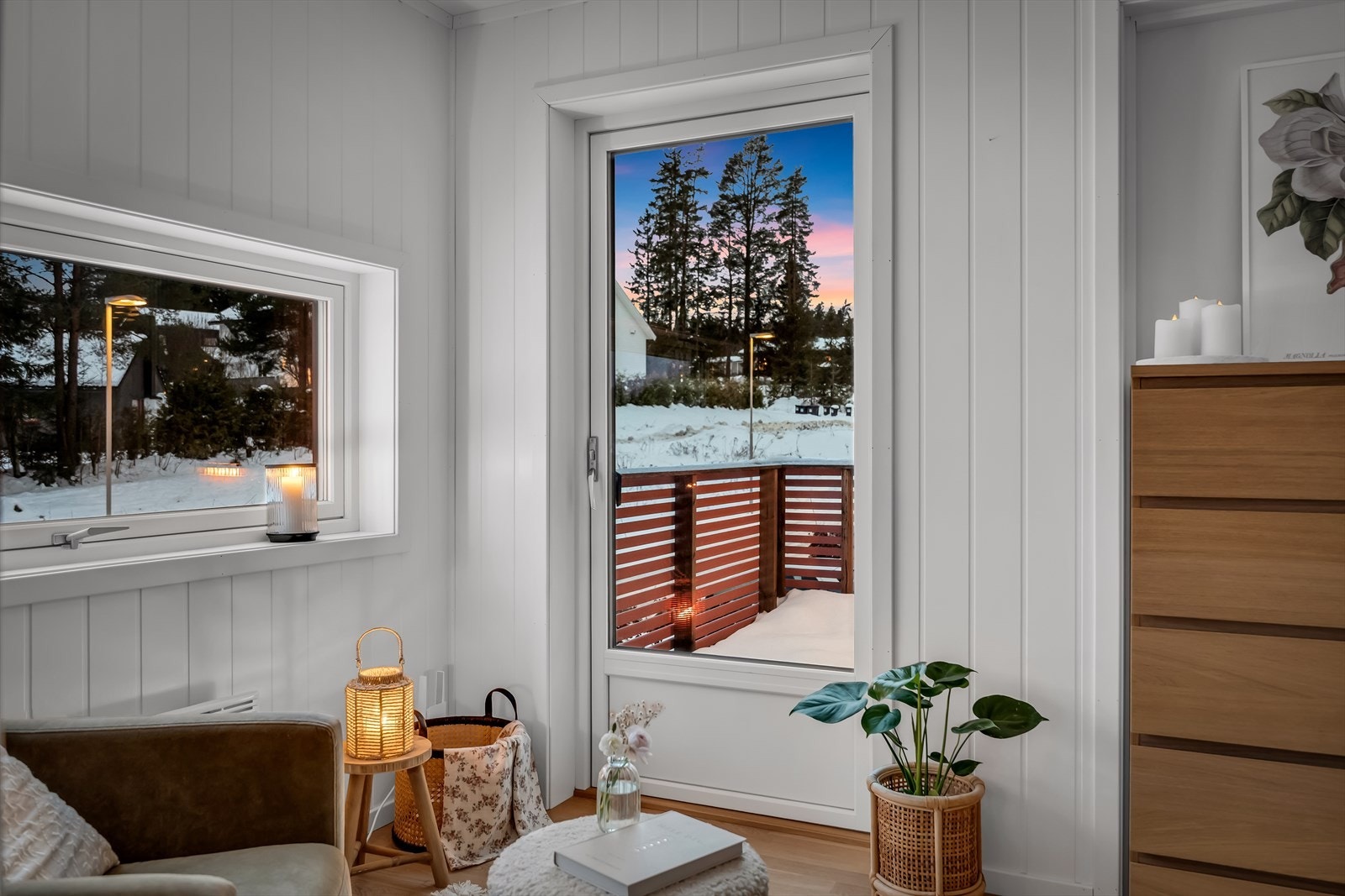 Balkongen på 5,1 m² har impregnerte terrassebord og malt rekkverk. Galleribilde