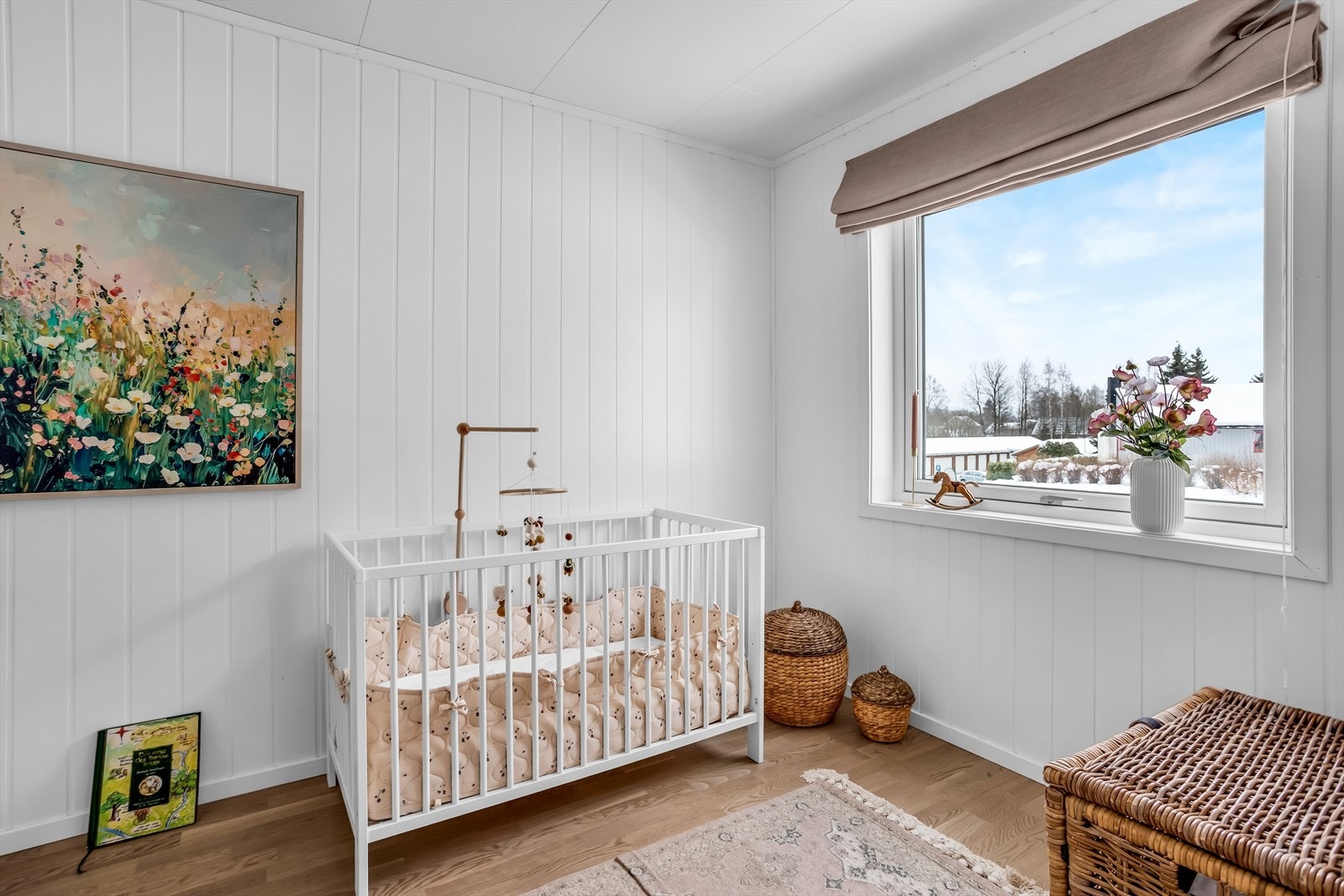 Rommet er lyst og enkelt å innrede etter eget ønske. Galleribilde