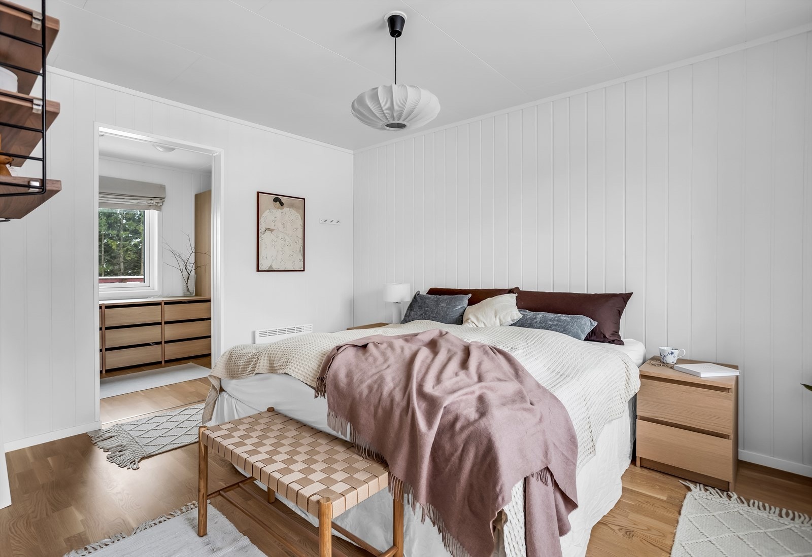 Hovedsoverommet har god plass og tilgang til et eget omkledningsrom. Galleribilde