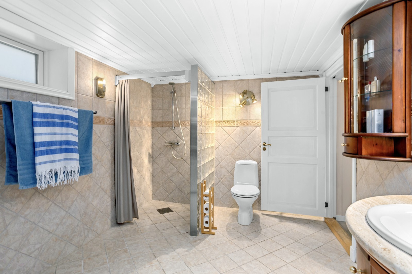 Flislagt bad med varme i gulv Galleribilde