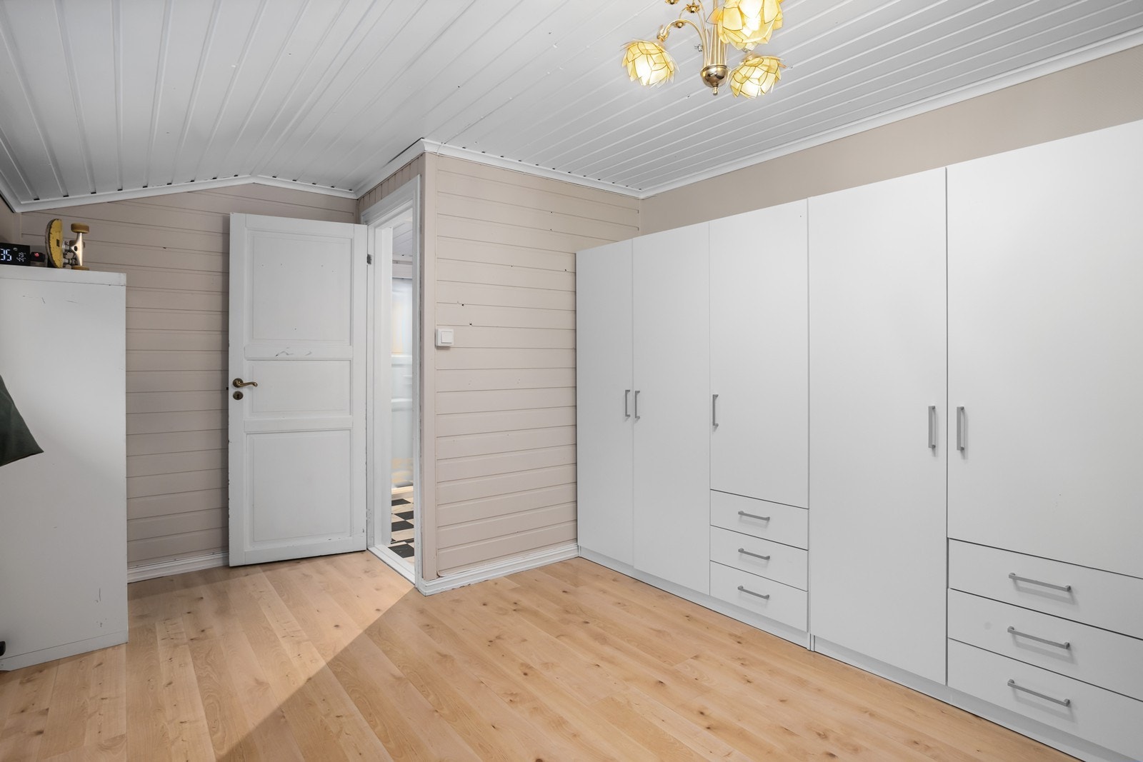 God plass for garderobeskap og oppbevaring Galleribilde