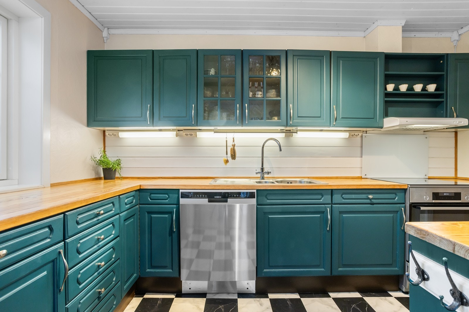 Kjøkkeninnredning i malt profilert utførelse med heltre benkeplate Galleribilde