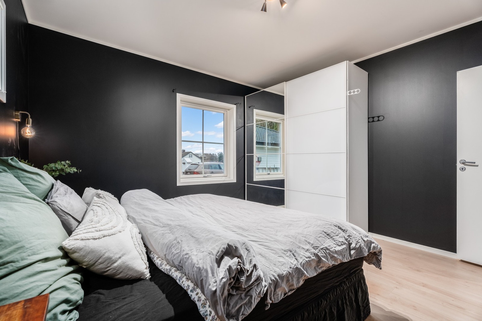 På hovedsoverommet er det god plass til et større garderobeskap. Galleribilde