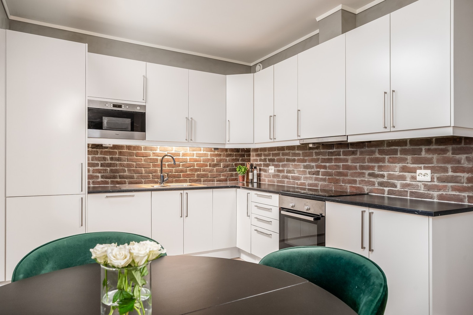 Lyst og romslig kjøkken med god plass til oppbevaring i over og under skap. Galleribilde