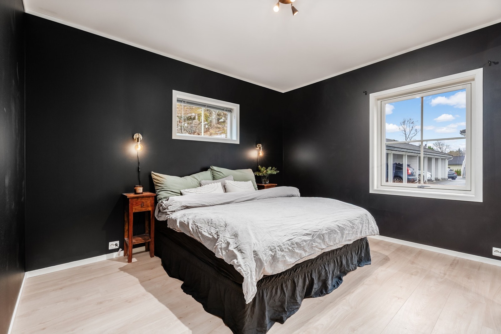 Stort og luftig hovedsoverom med god plass til dobbeltseng m.m. Galleribilde