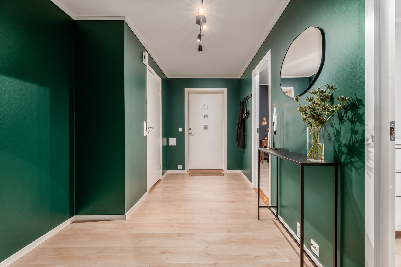 Stor og luftig hall med god plass til oppbevaringsmøblement og garderobeløsninger- Galleribilde